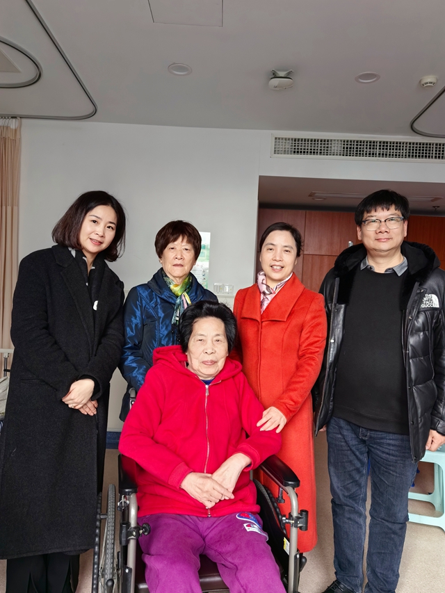 慰问寿佩兰会员_副本.jpg