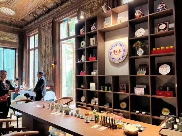 青瓷亮相巴黎奥运会“中国之家”.jpg