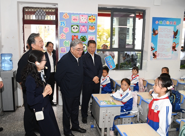 朱永新出席庆祝民进成立80周年九省书画作品邀请展开幕式并调研2.jpg 朱永新出席庆祝民进成立80周年九省书画作品邀请展开幕式并调研2.jpg