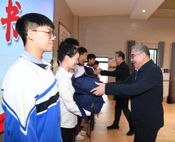 朱永新出席庆祝民进成立80周年九省书画作品邀请展开幕式并调研3.jpg 朱永新出席庆祝民进成立80周年九省书画作品邀请展开幕式并调研3.jpg