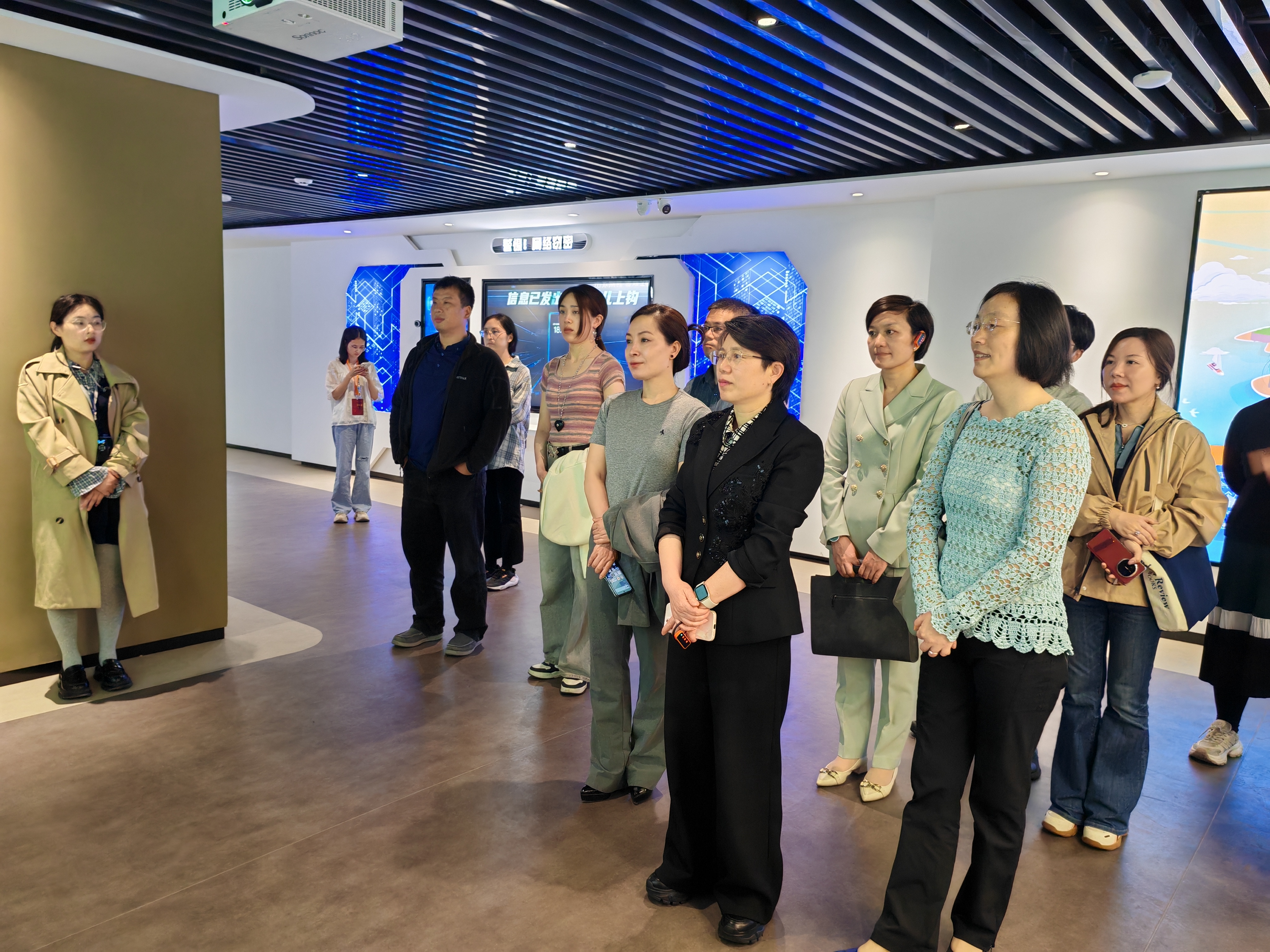 参观实训基地展厅.jpg 参观实训基地展厅.jpg